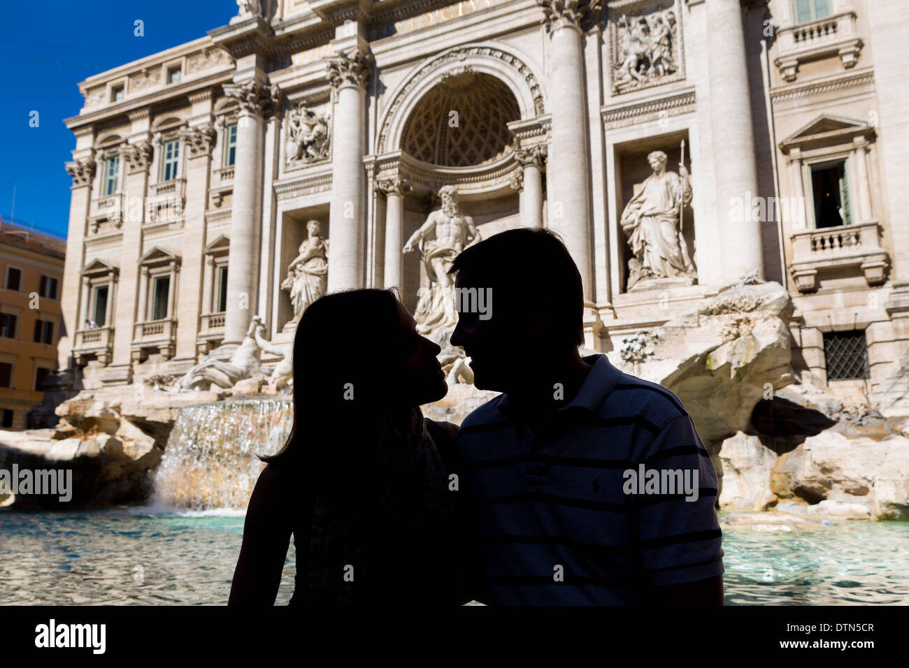 Paar in Liebe auf den Trevi-Brunnen. Rom, Italien. Stockfoto