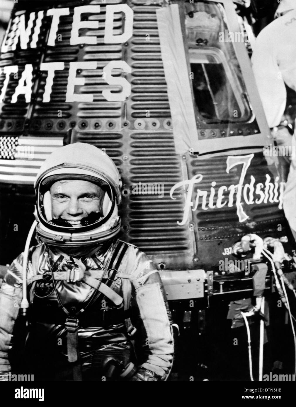 US-Astronaut John Glenn Jr., Pilot der Mercury-Atlas 6 Raumfahrt, posiert für ein Foto mit dem Quecksilber "Friendship 7" Raumschiff während Preflight-Aktivitäten Februar 1962 auf dem Kennedy Space Center, Florida. Glenn pilotiert das Raumschiff auf dem ersten bemannten Orbital Mission der Vereinigten Staaten eine erfolgreiche Mission der drei-Umlaufbahn um die Erde am 20. Februar 1962 abgeschlossen. Stockfoto
