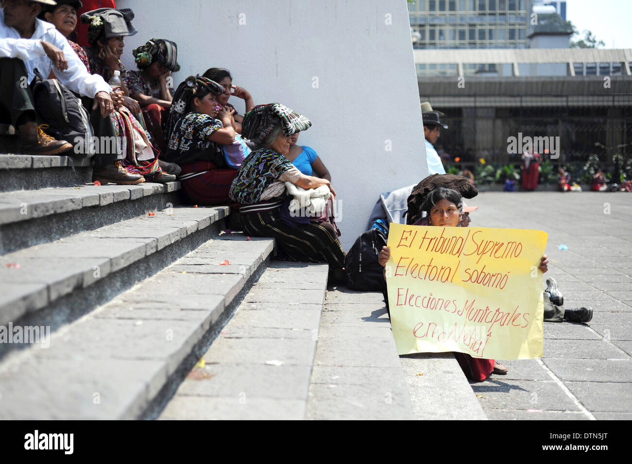 Maya Ixil Männer und Frauen protestieren gegen Ex-Diktator Rios Montt während seines Prozesses für Völkermord in Guatemala-Stadt im März 2013 Stockfoto