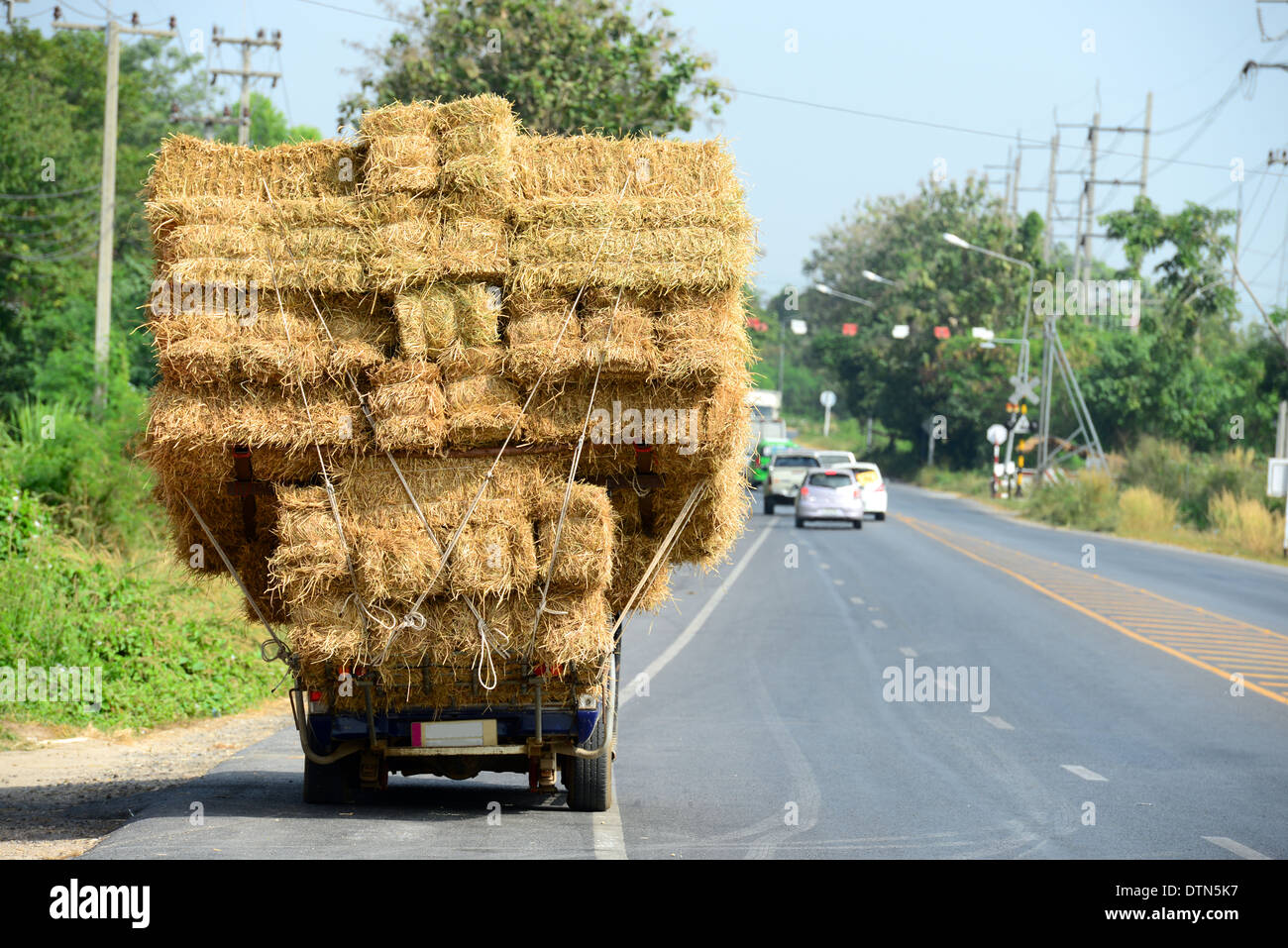 Heu-LKW auf der Straße in Thailand Stockfoto
