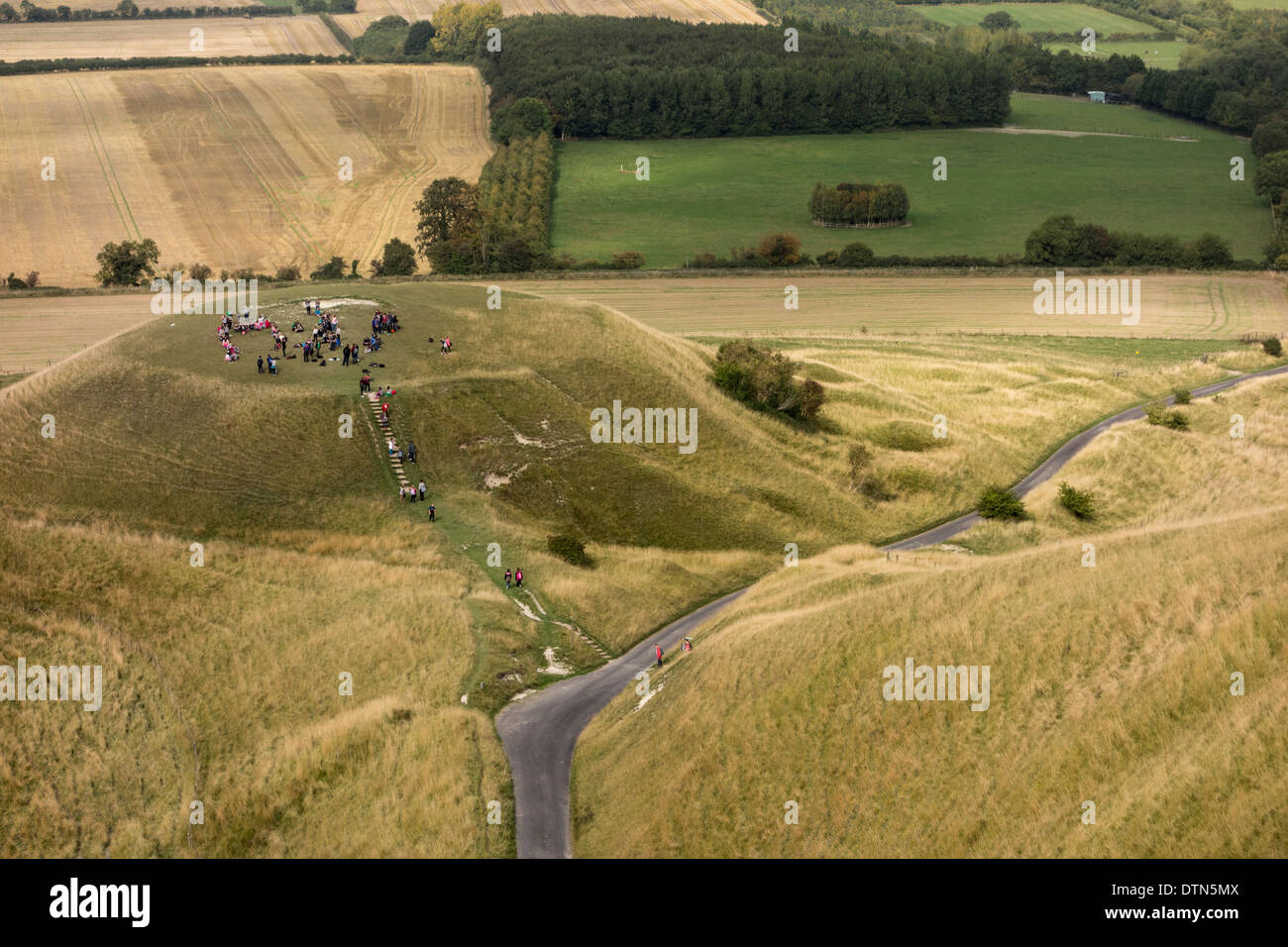 Schülerinnen und Schüler besuchen Dragon Hill, White Horse Hill in der Nähe von Uffington, Oxfordshire, Vereinigtes Königreich Stockfoto