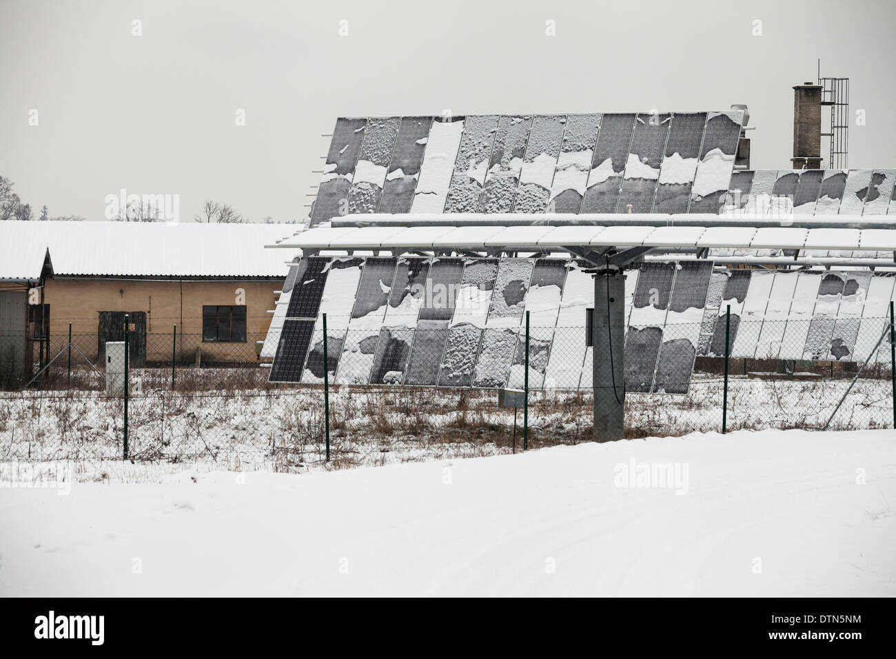 Photovoltaik-Solarzellen im Winter von Schnee bedeckt. Stockfoto