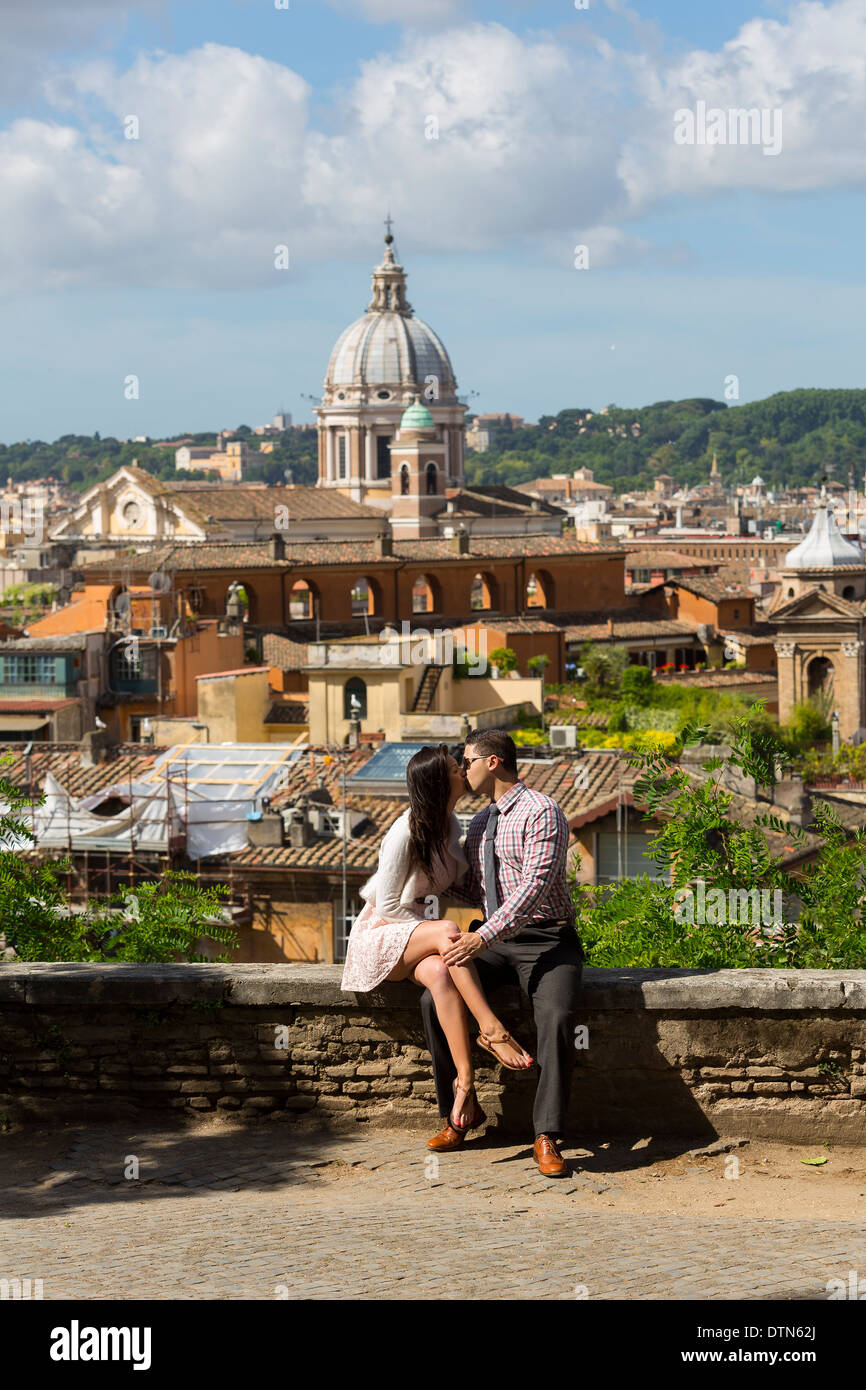 Paar küssen, über den römischen Dächern Stockfoto