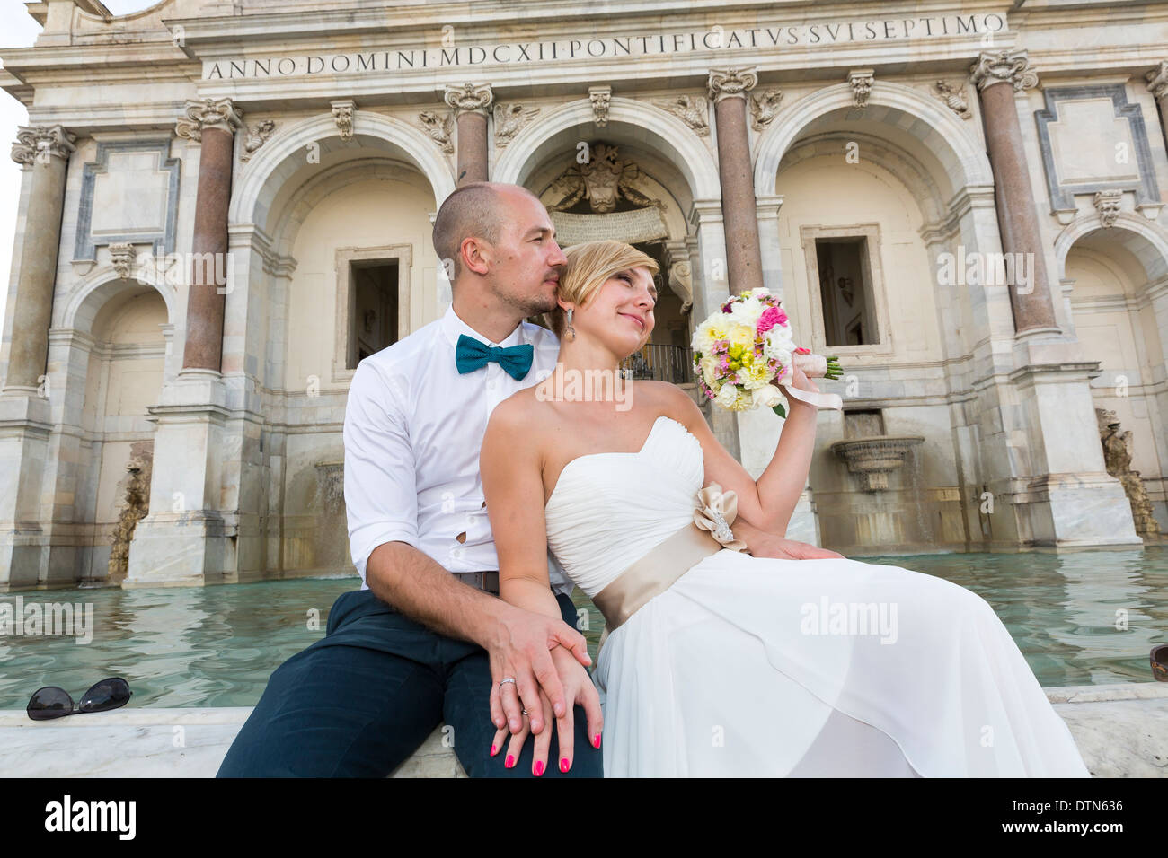 Brautpaar auf dem Gianicolo-Wasser-Brunnen Stockfoto