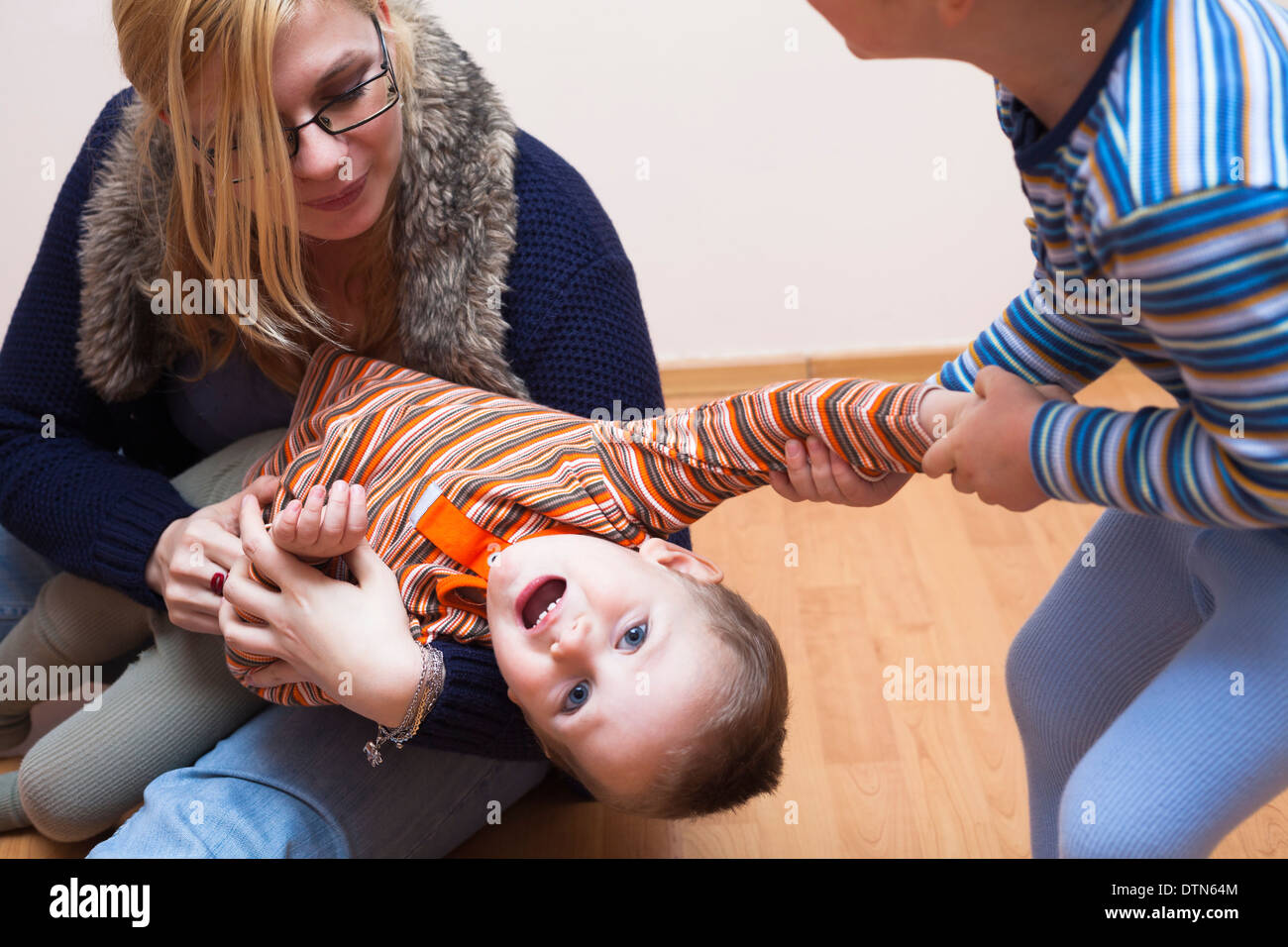 Frau und zwei Kinder kämpfen. Stockfoto
