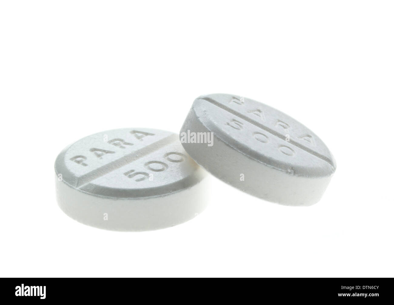 zwei weiße Paracetamol Tabletten auf einem weißen Hintergrund ausschneiden Stockfoto