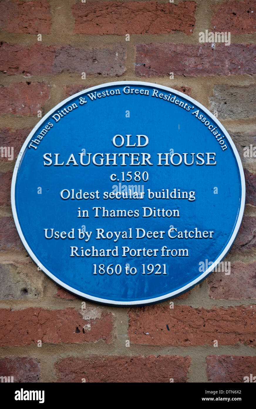 Heimatmuseum blaue Plakette Kennzeichnung der alten Schlachthaus, das älteste weltliche Gebäude in Thames Ditton, Surrey, england Stockfoto