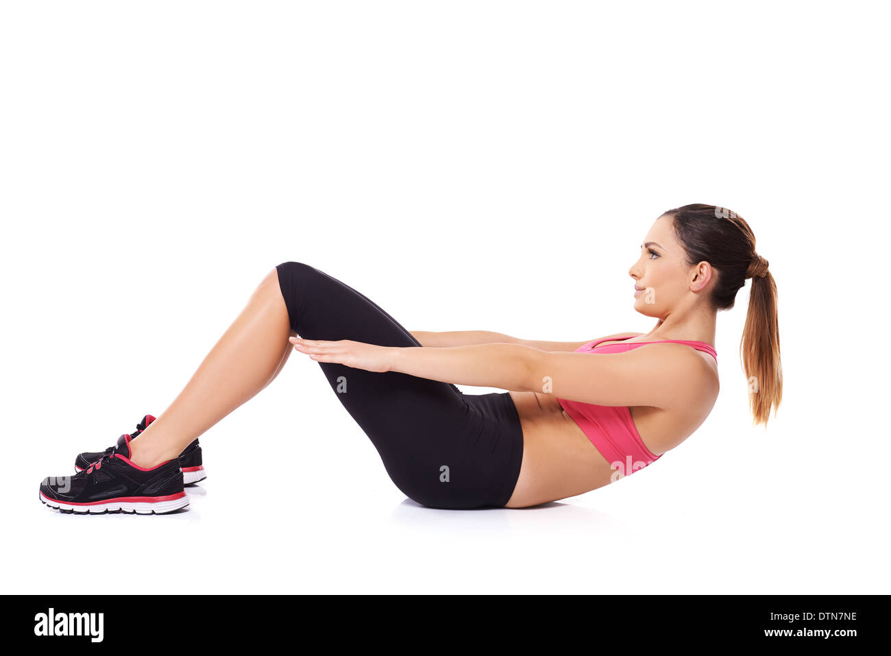 Frau tut Sit Ups Stockfoto