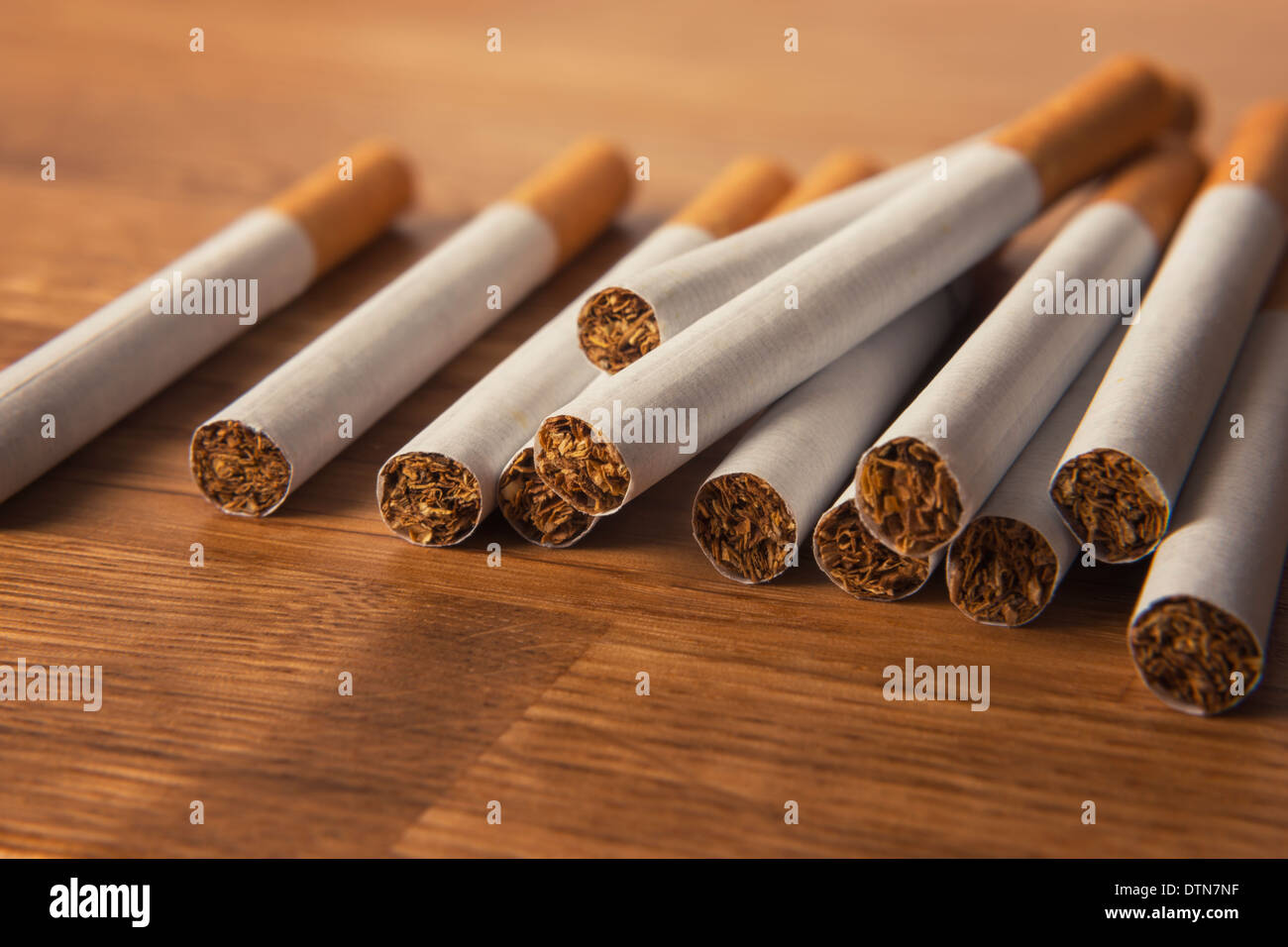 Einige Zigaretten auf einer Oberfläche Stockfoto