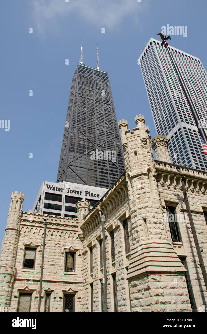 Illinois, Chicago, John Hancock Observatory, 875 N. Michigan Avenue Chicago Landmark Tower und historischen Water Tower Place. Stockfoto