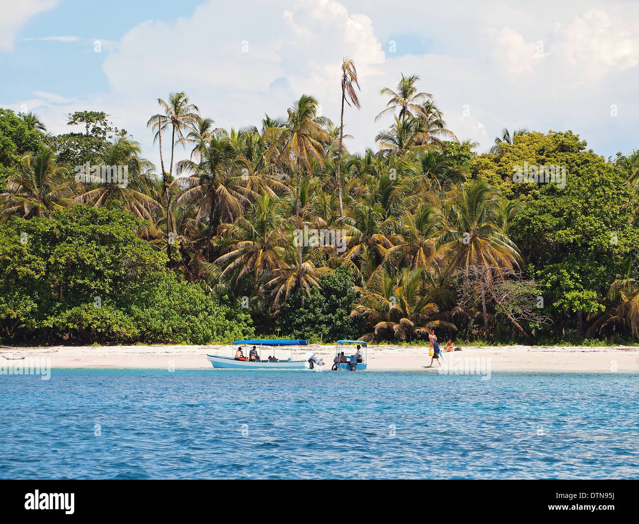 Bootstour mit Touristen an einem tropischen Strand Nationalpark Bastimentos, Zapatillas Inseln, Karibik, Panama Stockfoto