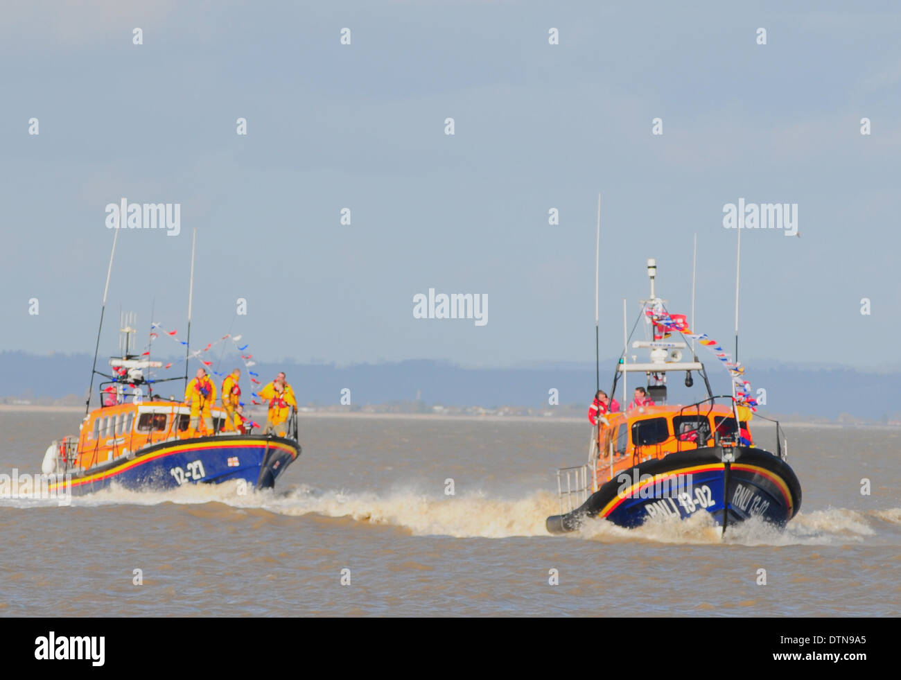 Dungeness, Kent, UK. 21. Feb 2014.New Shannon Rettungsboot, Klasse rechts, schließt sich den aktuellen Mersey Boot vor der Küste bei Dungeness. Bildnachweis: David Burr/Alamy Live-Nachrichten Stockfoto