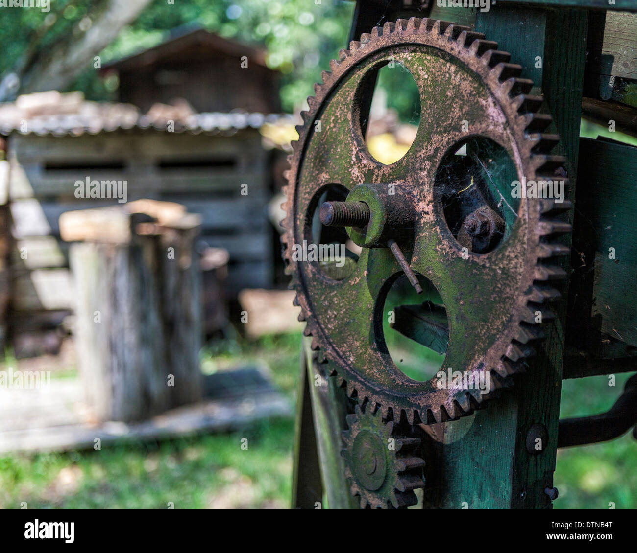 Reservieren Sie rostige alte Landmaschinen Holzzuschnitt in der Biosphäre Spreewald, Brandenburg, Deutschland Stockfoto