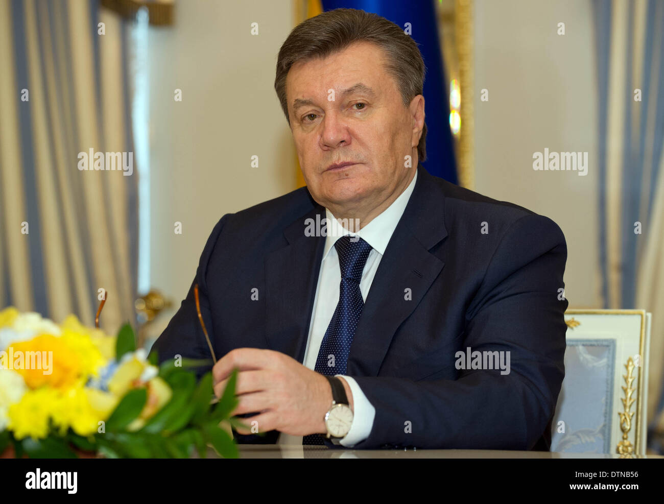 Kiew, Ukraine. 21. Februar 2014. Der ukrainische Präsident Viktor Yanukovitch sitzt am Tisch nach der Anmeldung einer vorläufigen Einigung zur Beendigung der Krise in den Präsidentenpalast in Kiew, Ukraine, 21. Februar 2014. Janukowitsch und Opposition Staats-und Regierungschefs haben eine provisorische Lösung für die Krise in der Ukraine vereinbart. Die EU-Delegation um Steinmeier sowie russische Unterhändler Vladimir Lukin mit Janukowitsch und Opposition Führer all through the Night ausgehandelt. Aber Lukin nicht unterzeichnet die Vereinbarung im Gegensatz zu Steinmeier und Sikorski. Foto: TIM BRAKEMEIER/Dpa/Alamy Live News Stockfoto