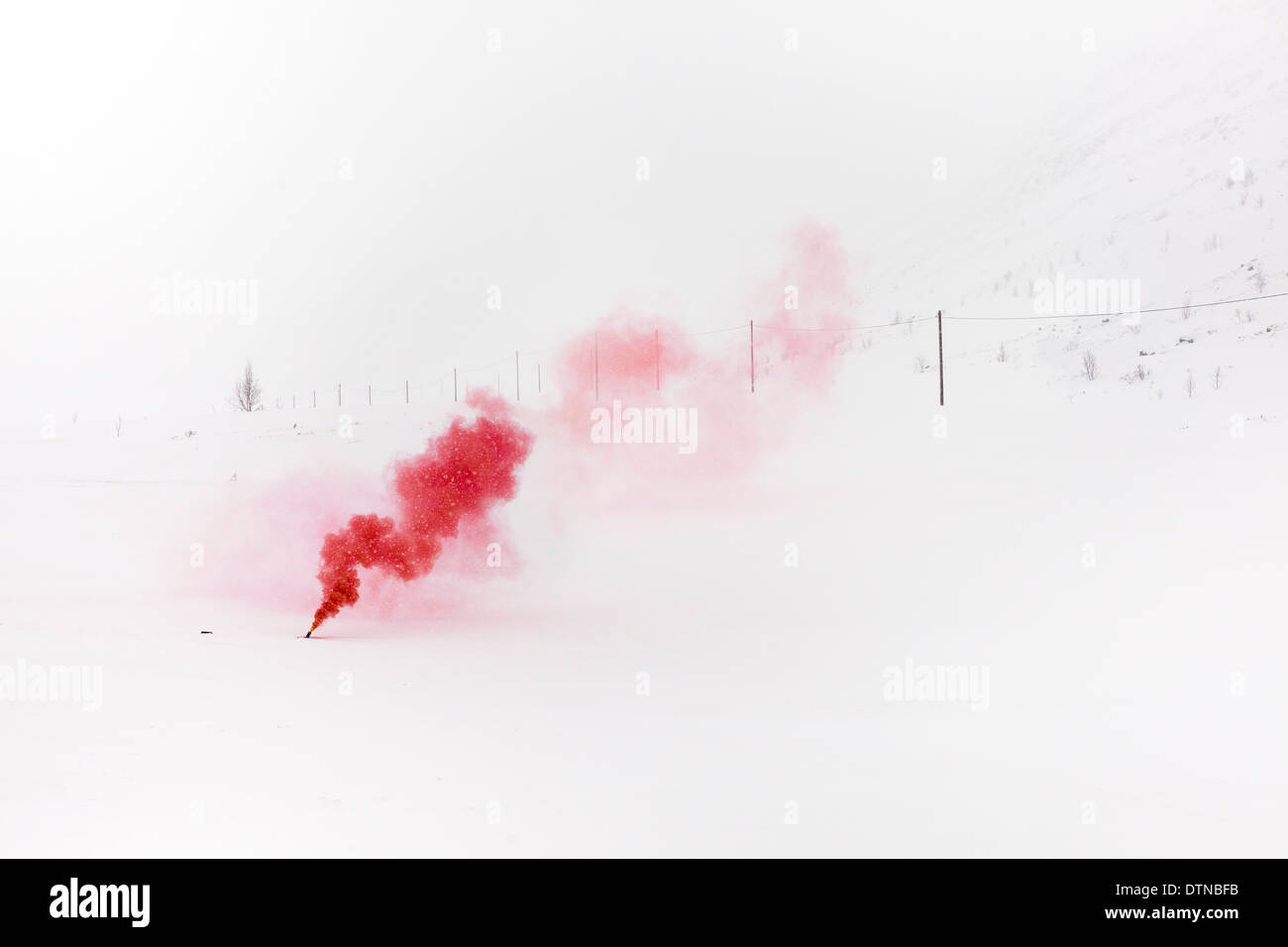 farbigen Rauch in minimalistischen Schneelandschaft Stockfoto