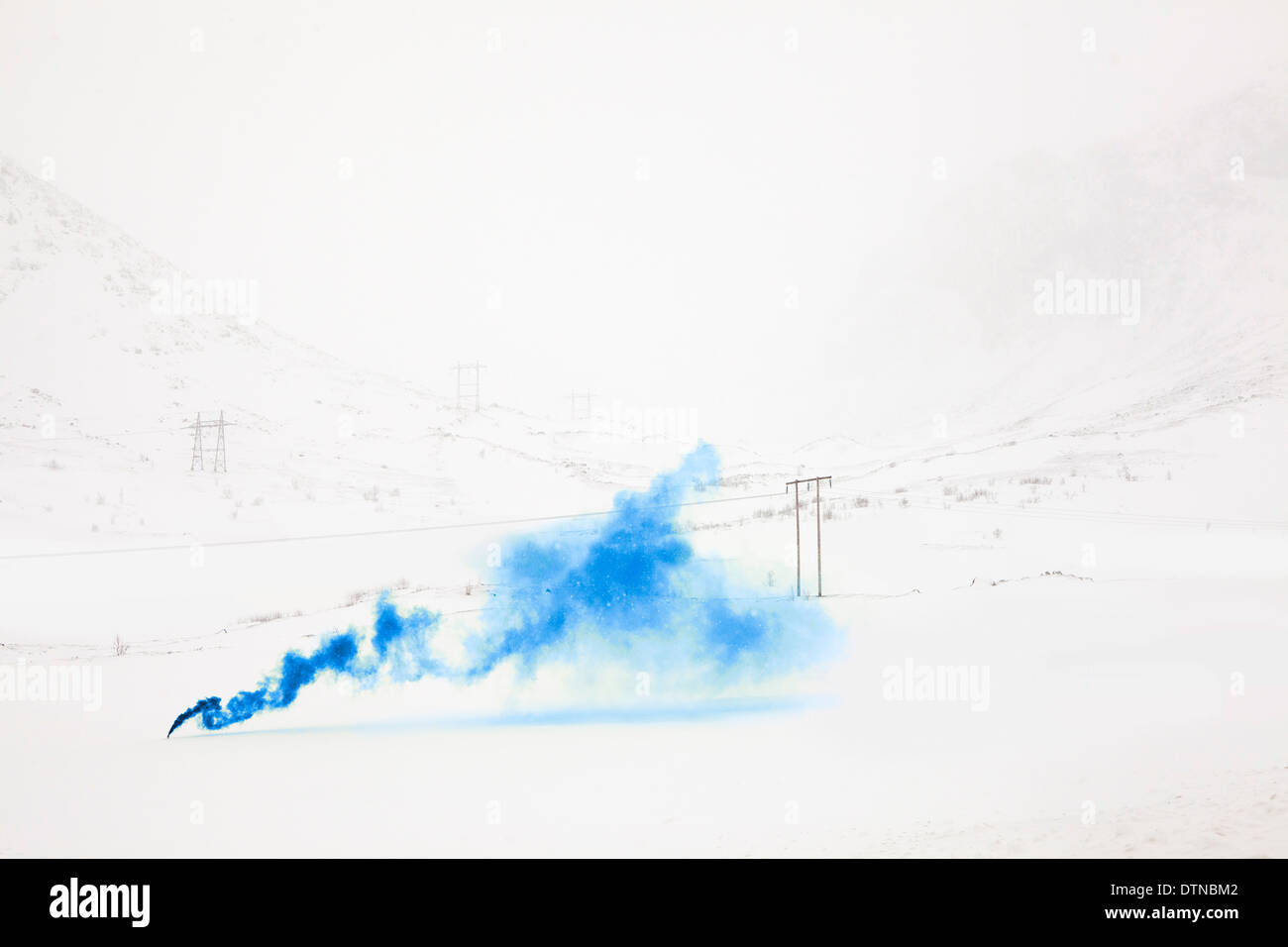 farbigen Rauch in minimalistischen Schneelandschaft Stockfoto