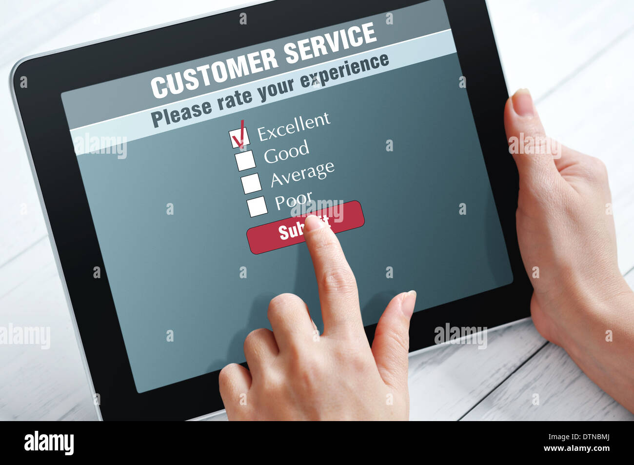 Online-Serviceumfrage zur Kundenzufriedenheit auf einem digitalen tablet Stockfoto
