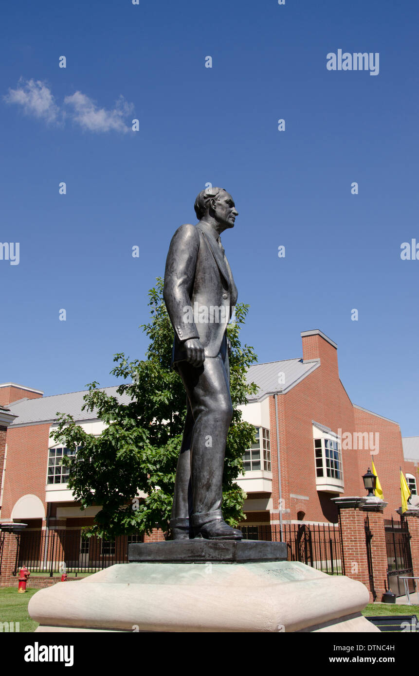 Michigan, Dearborn. Henry Ford Museum, National Historic Landmark erklärt. Statue von Henry Ford. Stockfoto