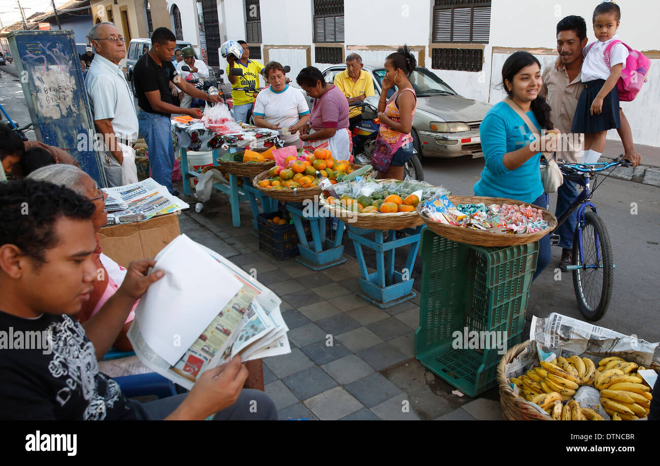 Menschen versammeln sich an einer Straßenecke, Granada, Nicaragua Stockfoto