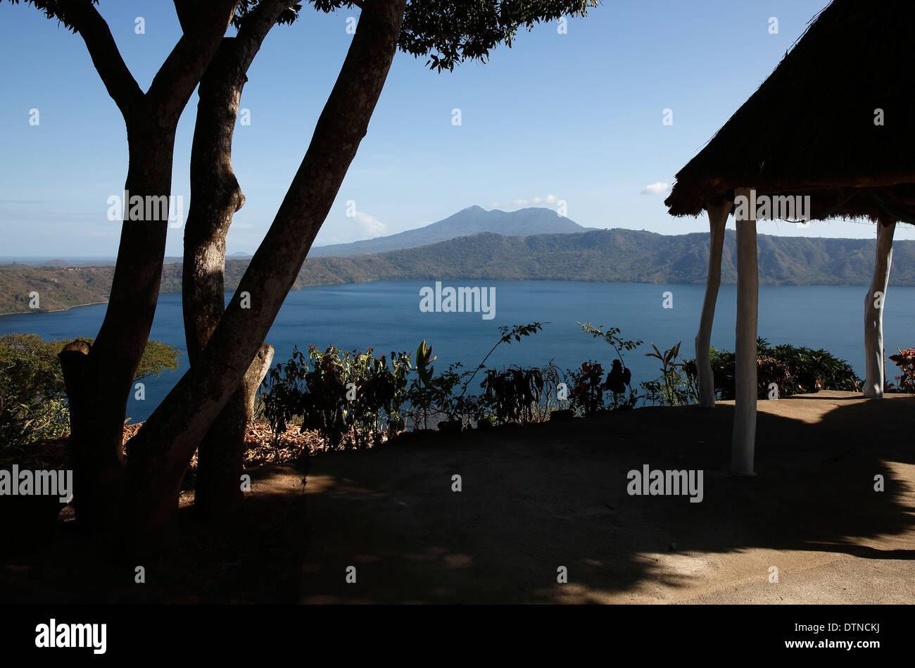 Laguna de Apoyo mit Mombacho Vulkan im Hintergrund, Nicaragua Stockfoto