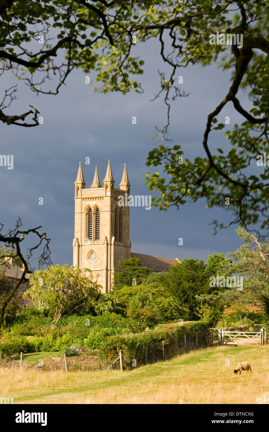 Ländlichen Bereich mit Blick auf St. Michaels Church in den Cotswolds Dorf Broadway, Worcestershire, England. Stockfoto
