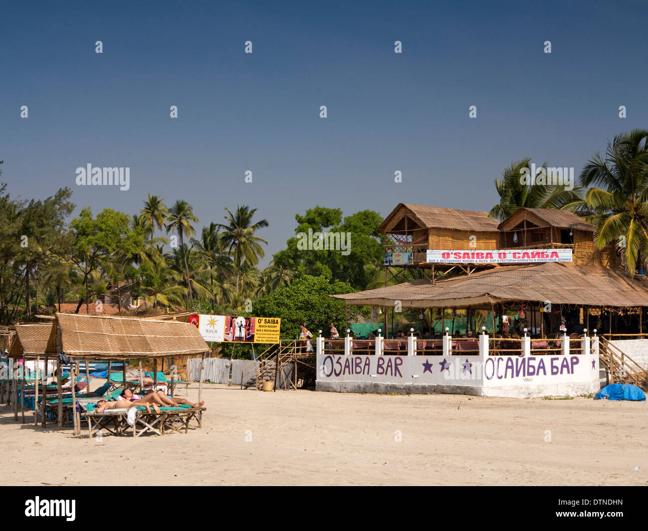 Indien, Goa, Mandrem Beach, O'Saiba Bar mit Schilder in Englisch und Russisch Kyrillisch Stockfoto