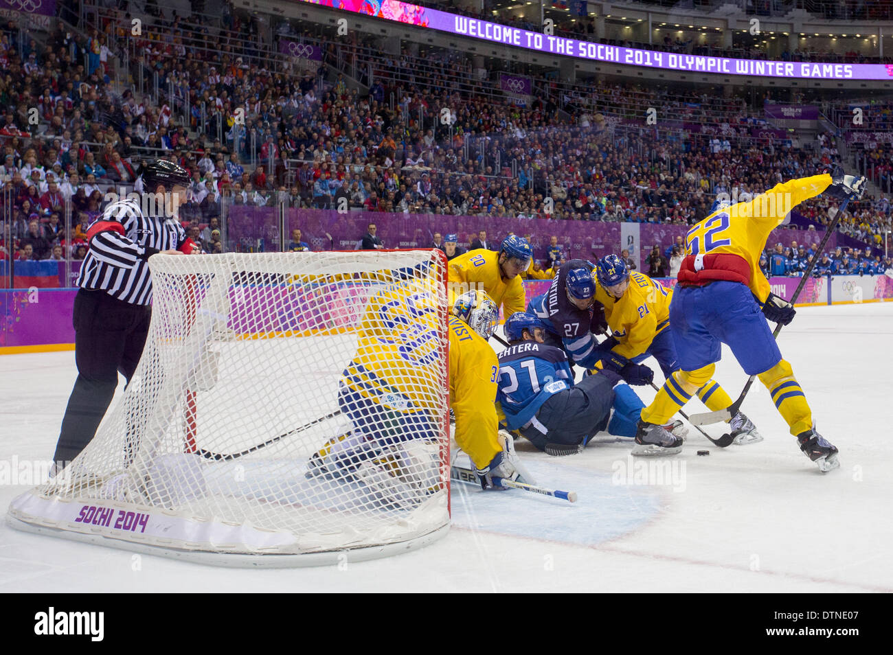 Sotschi, Russland. 21. Februar 2014. Kampf um den Puck - 3. Periode in schwedischem Territorium. Olympische Eishockey-Bronze-Medaille Spiel (Spiel 27) - Schweden gegen Finnland bei den Olympischen Winterspielen XXII - Bolschoi Ice Dome, Adler/Sotschi, Russland. 21. Februar 2014. Bildnachweis: Aktion Plus Sport/Alamy Live-Nachrichten Stockfoto