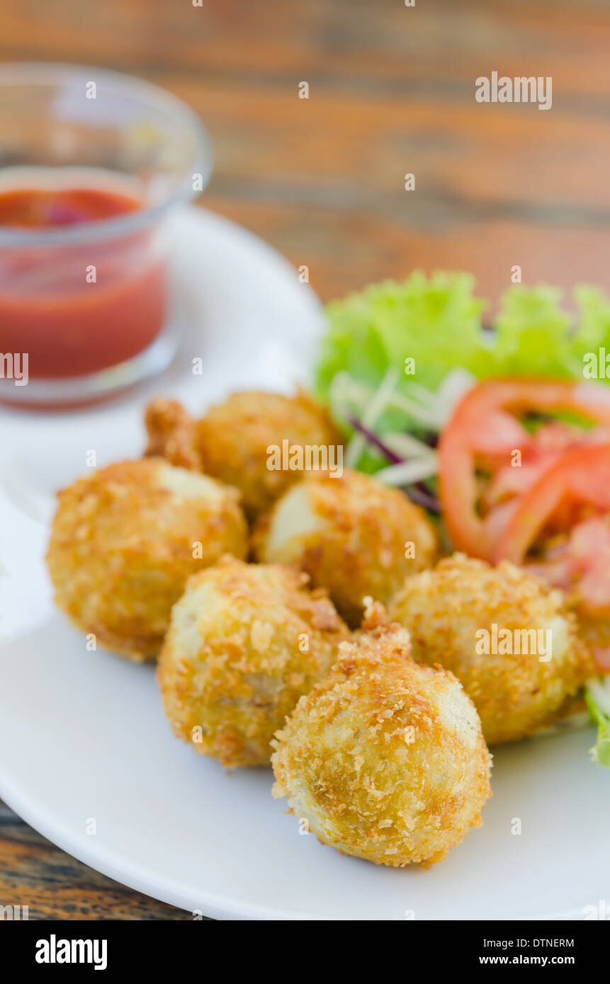 Deep Fried Kartoffelkroketten serviert mit Tomatensauce und frischem Gemüse Stockfoto
