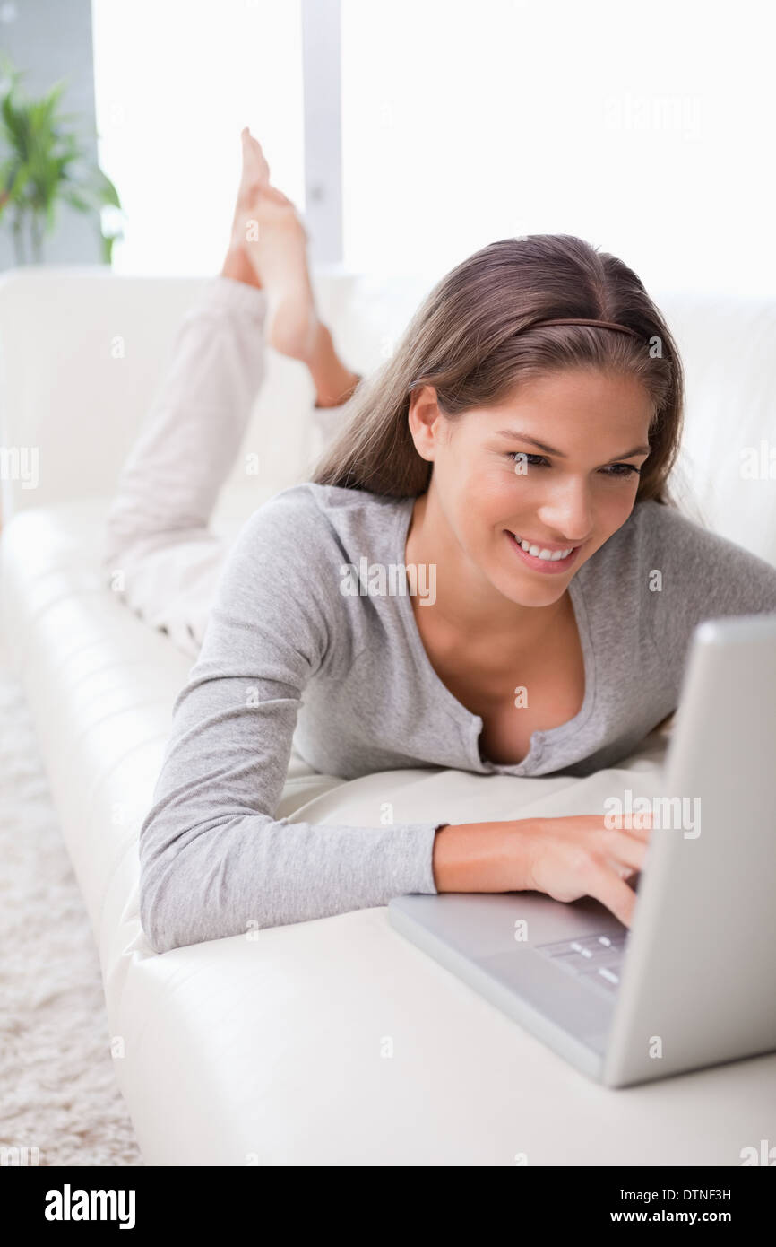 Frau auf dem Sofa, eine E-mail zu schreiben Stockfoto