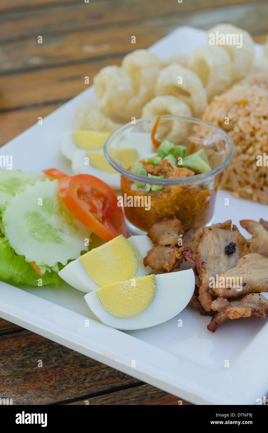 asiatische Küche - gebratener Reis mit Gemüse und Fleisch Stockfoto