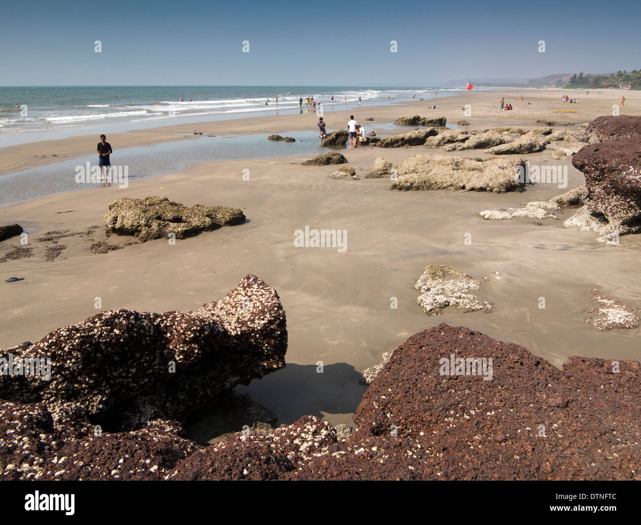 Indien, nördlichen Goa, Gawdewada Strand, erodiert Laterit Felsen Stockfoto