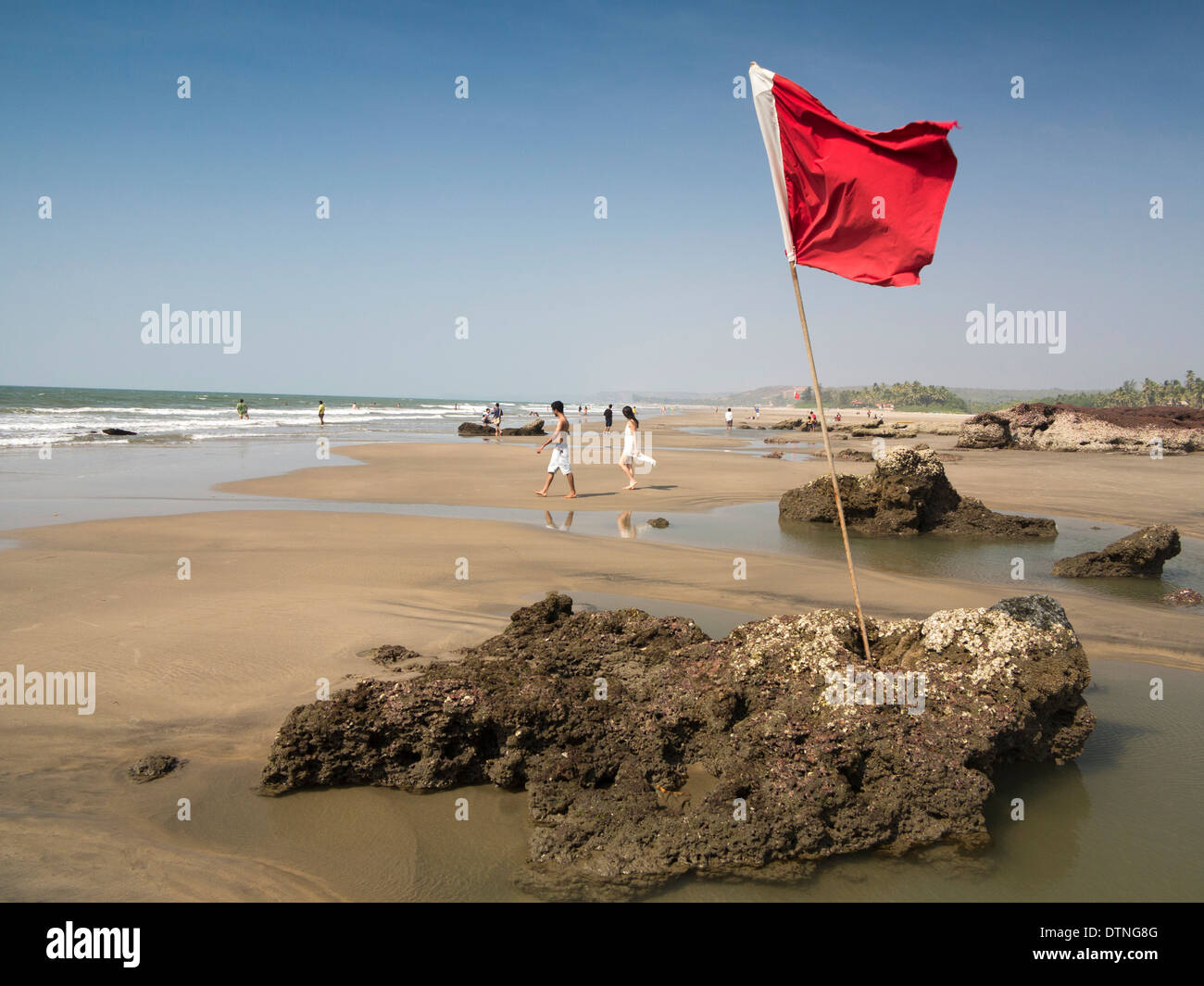 N9159 Indien, Goa, Ashvem Strand, rote Warnung Flagge unsichere Badezone Stockfoto
