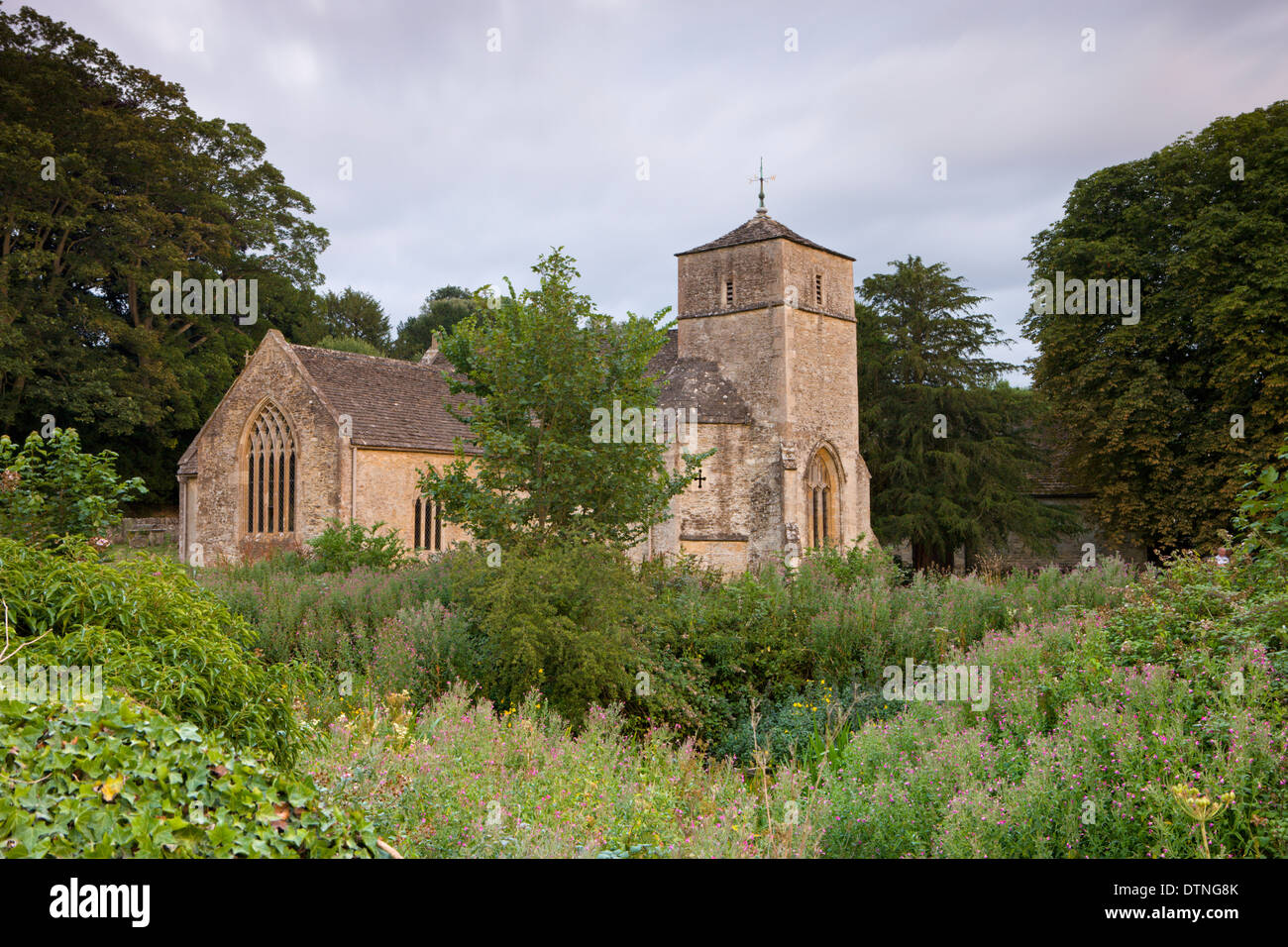 Eastleach Martinskirche fotografiert von den grünen Ufern des Flusses Leach, Cotswolds, Gloucestershire, England. Stockfoto