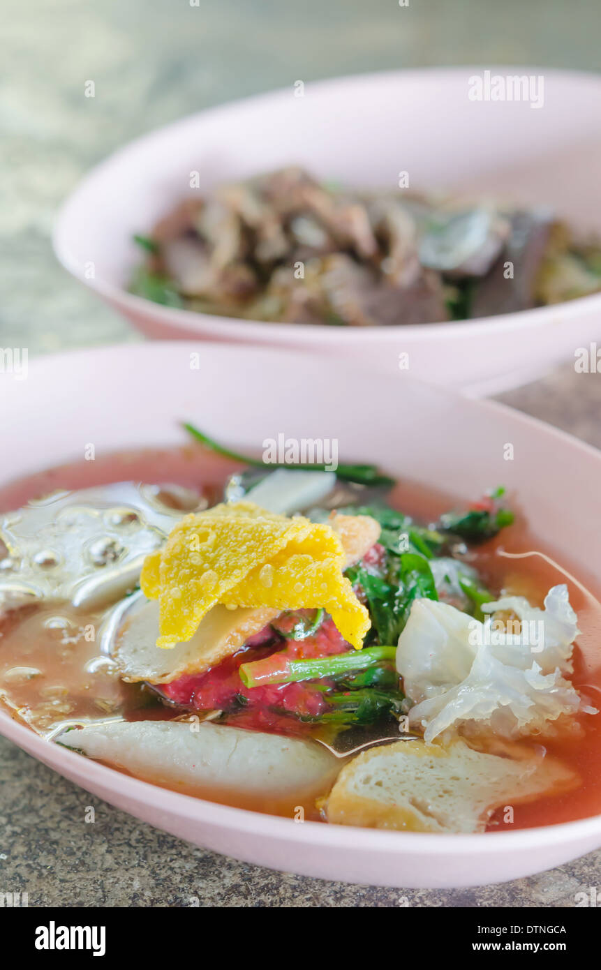 weiße Nudeln in rosa Suppe mit Meeresfrüchten (Yen Ta vier) Stockfoto