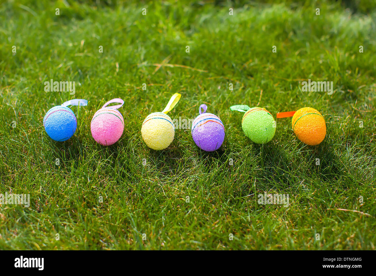 Bunte Ostereier auf dem grünen Rasen Stockfoto