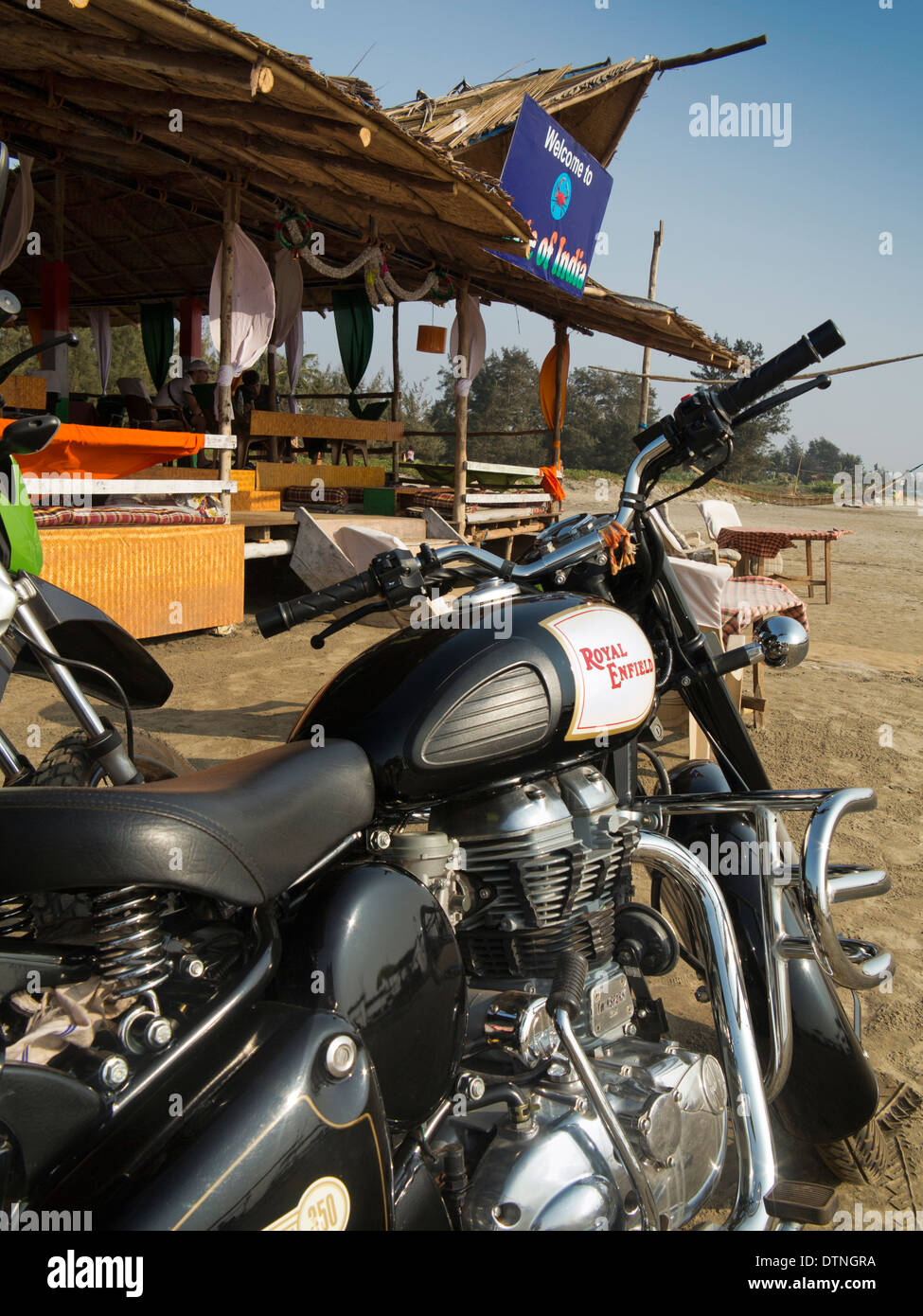 Indien, Goa, Morjim, Royal Enfield 350 Bullet Motorrad geparkt am Strand shack Stockfoto