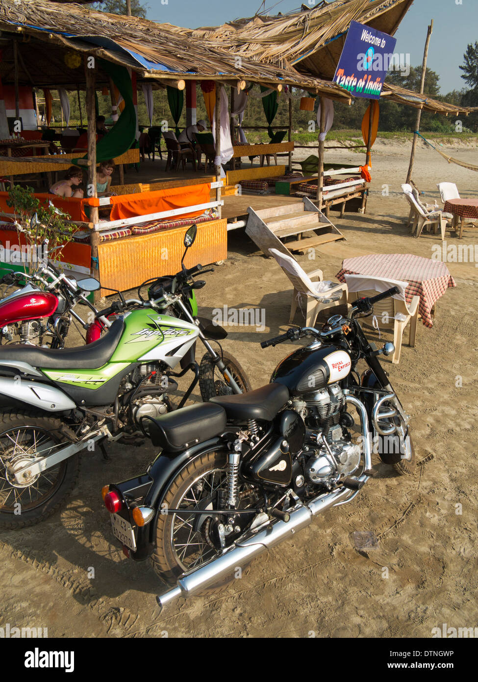 Indien, Goa, Morjim, Royal Enfield 350 Bullet Motorrad geparkt am Strand shack Stockfoto