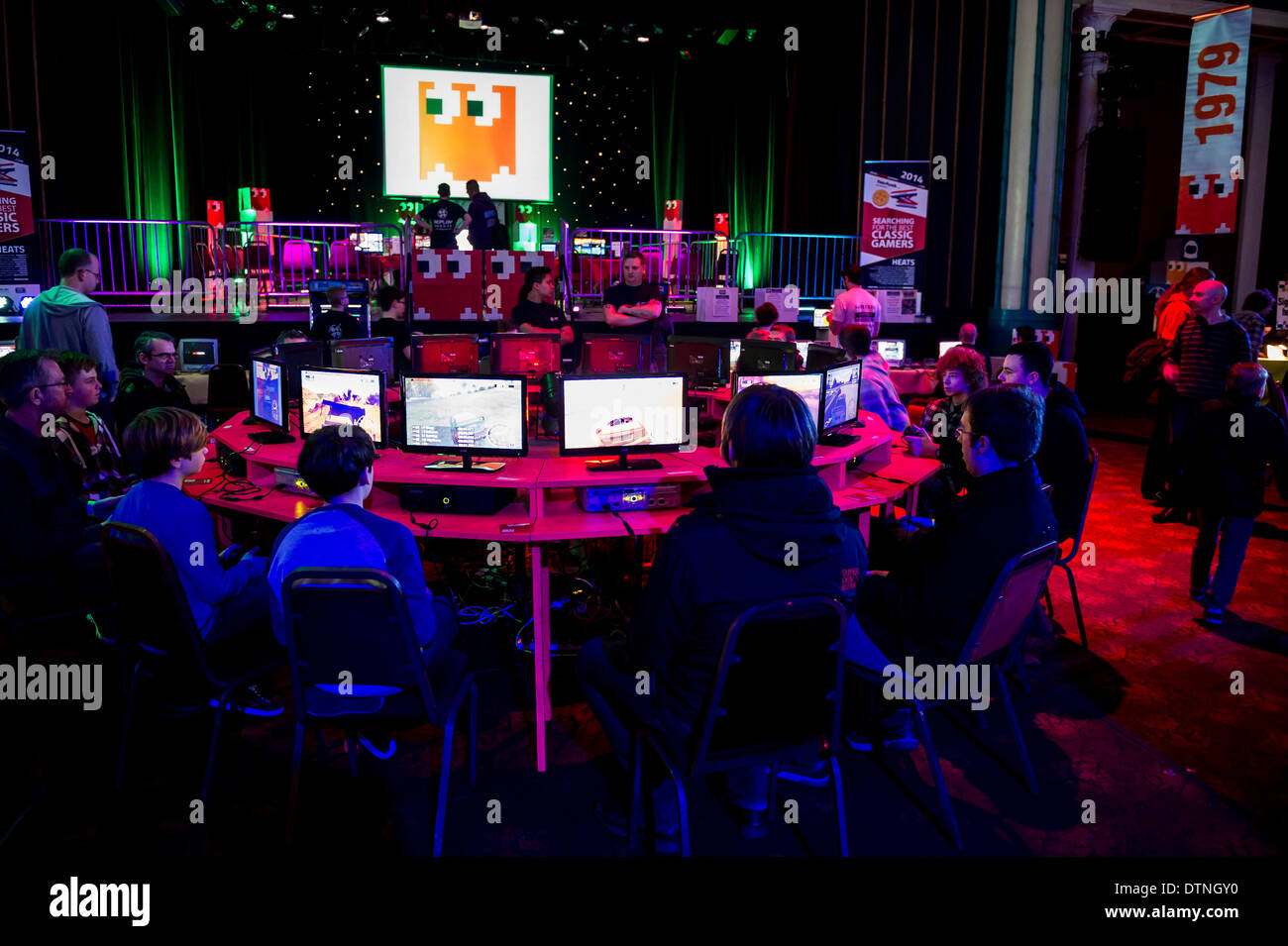 Margate, Kent, UK. 21. Februar 2014.  Konkurrenten warten für ein Turnier auf der gaming EXPO in Margate GEEK-2014 starten.  Fotograf: Gordon Scammell/Alamy Live-Nachrichten Stockfoto