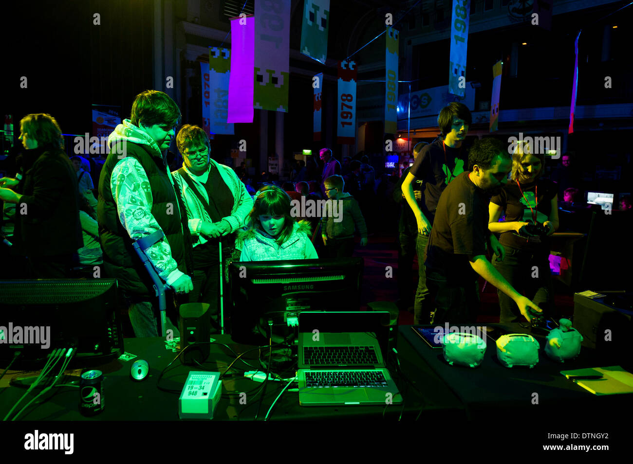 Margate, Kent, UK. 21. Februar 2014.  Spieler aller Altersklassen auf GEEK 2014, eine Gaming EXPO in Margate amüsieren.  Fotograf: Gordon Scammell/Alamy Live-Nachrichten Stockfoto