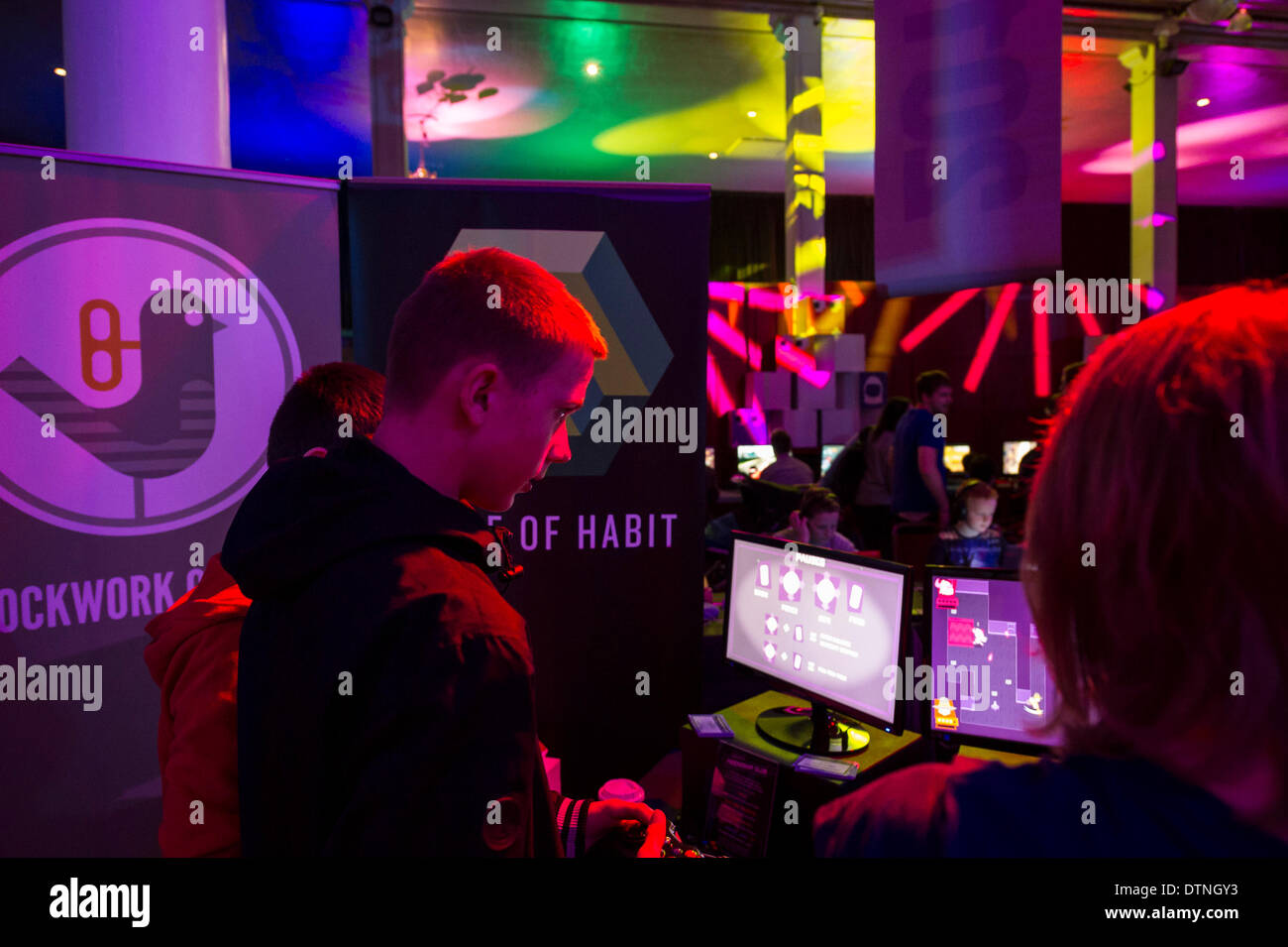 Ein junger Spieler intensiv die Konzentration auf ein Spiel bei einem Gaming Expo in Margate in Kent. Stockfoto