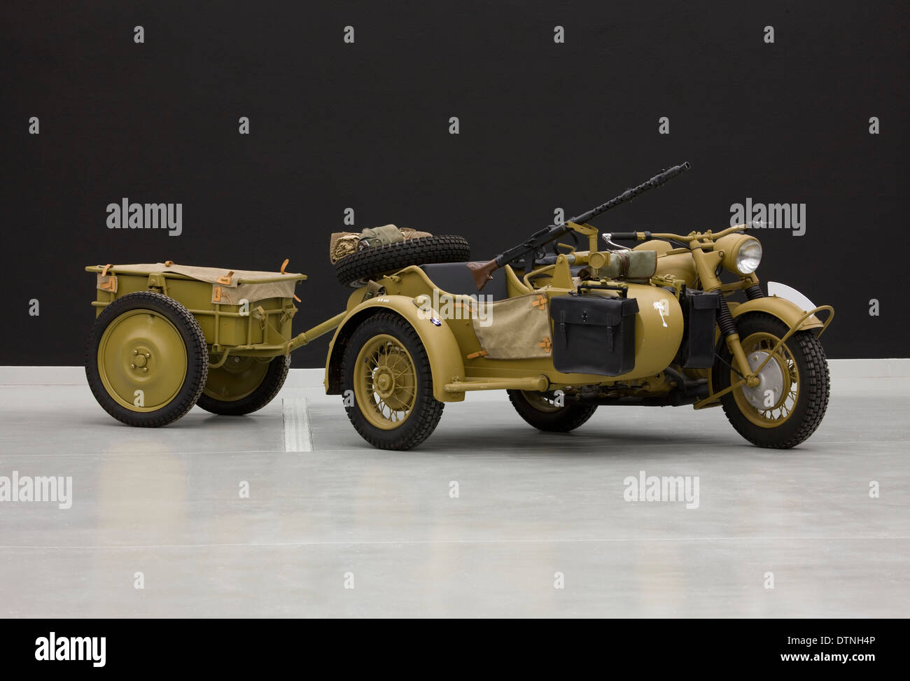 1943 BMW 750cc R75 Afrika Korps militärische Motorrad und Beiwagen Kombination mit Anhänger. Stockfoto