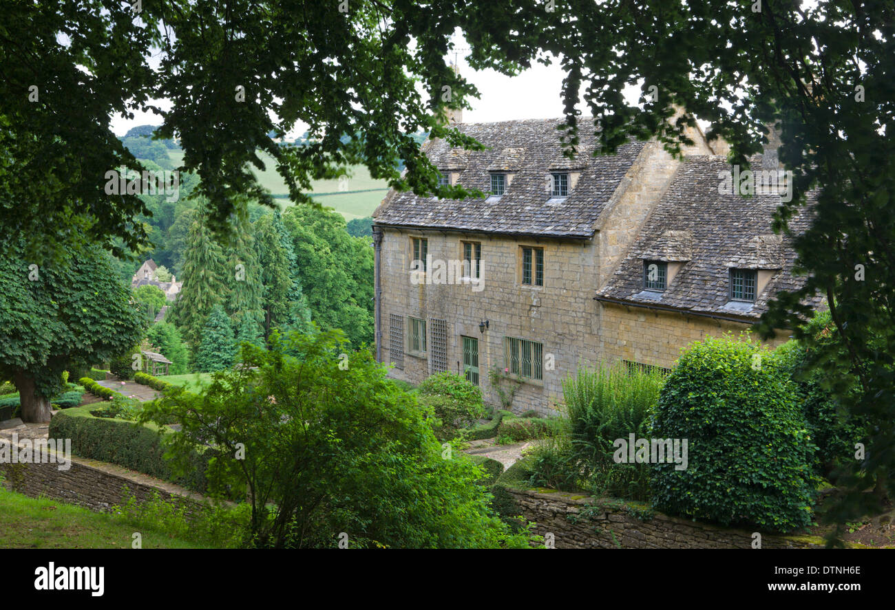 Stein-Ferienhaus im malerischen Cotswolds Dorf von Snowshill, Worcestershire, England. Sommer (Juli) 2010. Stockfoto