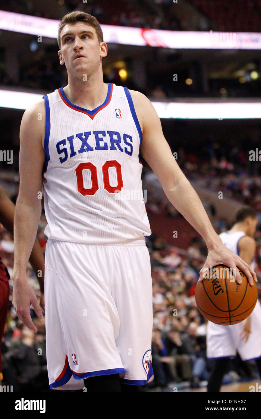 18. Februar 2014: Philadelphia 76ers Zentrum blickt Spencer Hawes (00) auf mit dem Ball in der NBA-Spiel zwischen den Cleveland Cavaliers und die Philadelphia 76ers im Wells Fargo Center in Philadelphia, Pennsylvania. Die Cavaliers gewann 114-85. Christopher Szagola/Cal-Sport-Medien Stockfoto