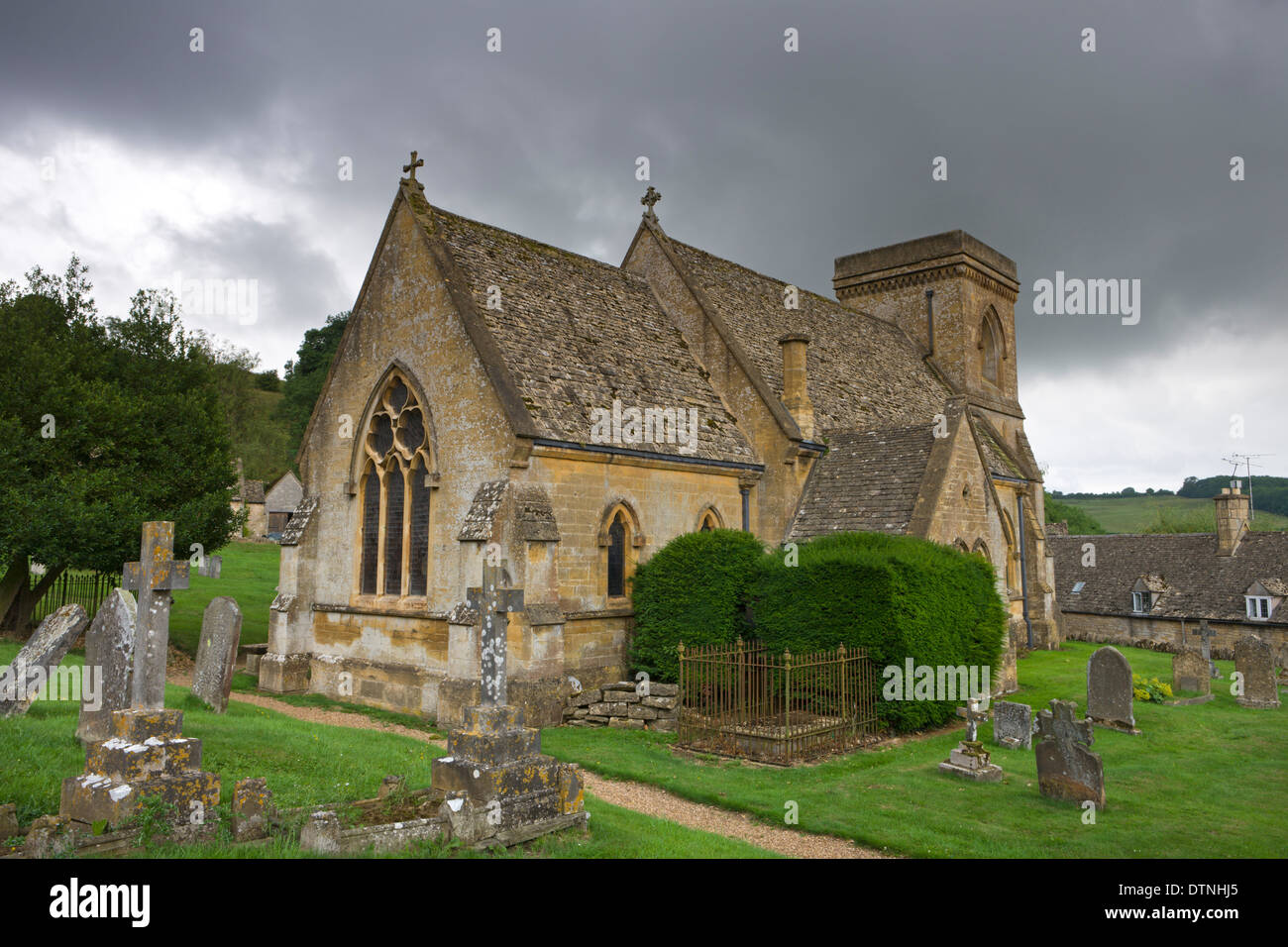 Kirche St. Barnabus in der malerischen Cotswolds Dorf Snowshill, Worcestershire, England. Sommer (Juli) 2010. Stockfoto
