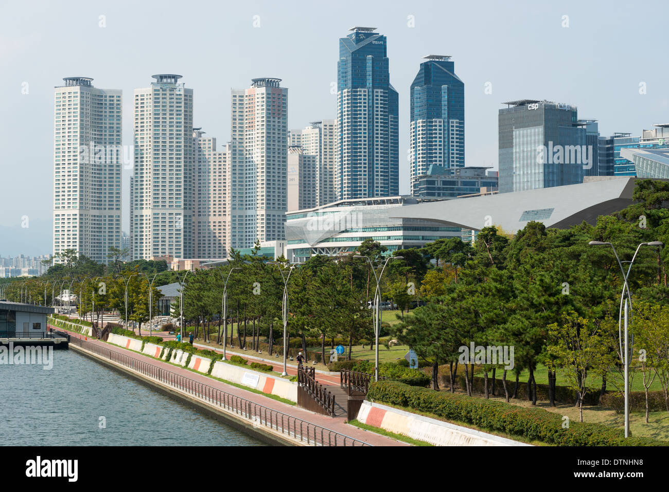 Park am Ufer des Flusses Suyoung mit Centum Stadt Wohnblöcke. Pusan, Südkorea Stockfoto