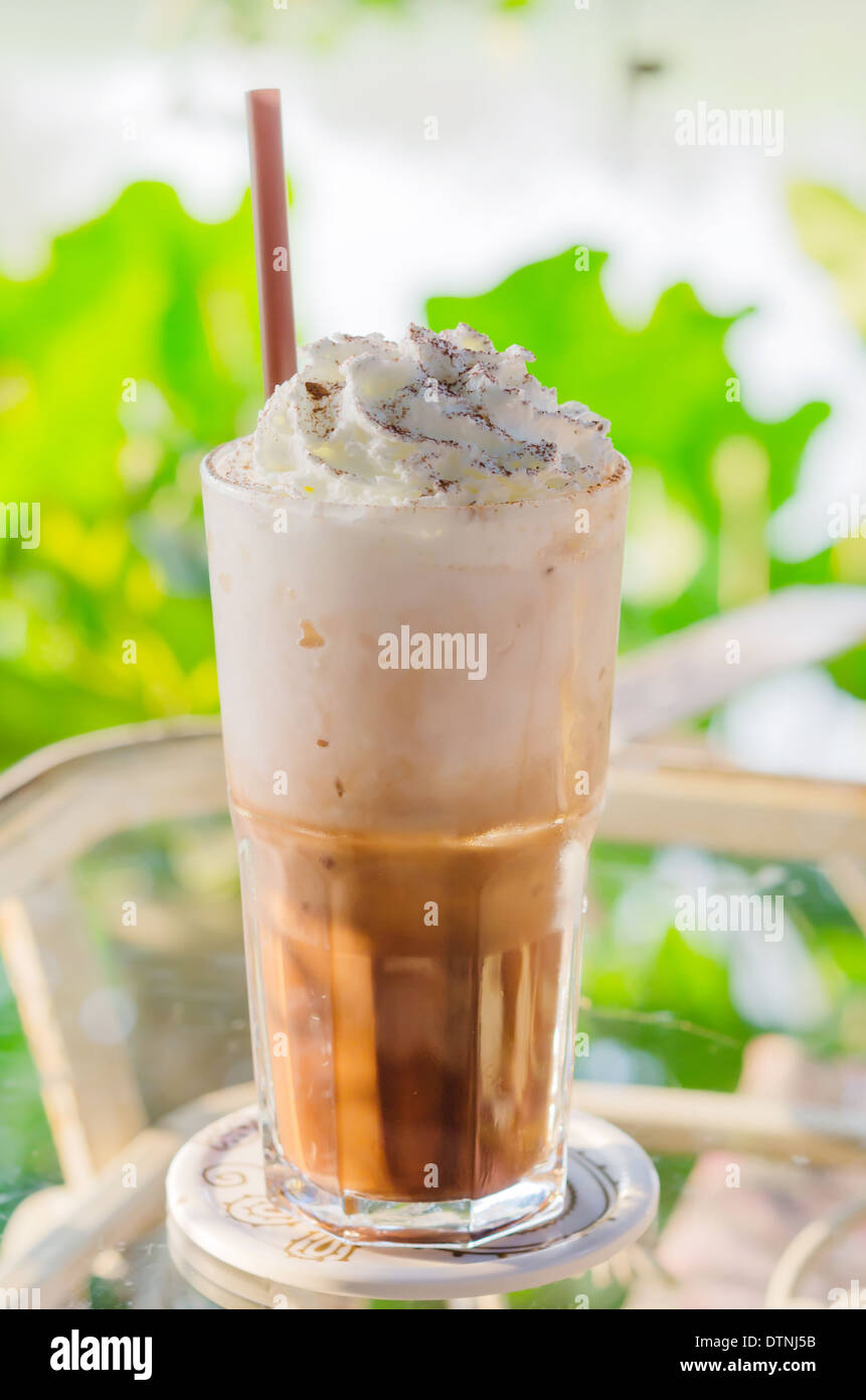 Eiskaffee mit Sahne und Kakao bestreuen Stockfoto