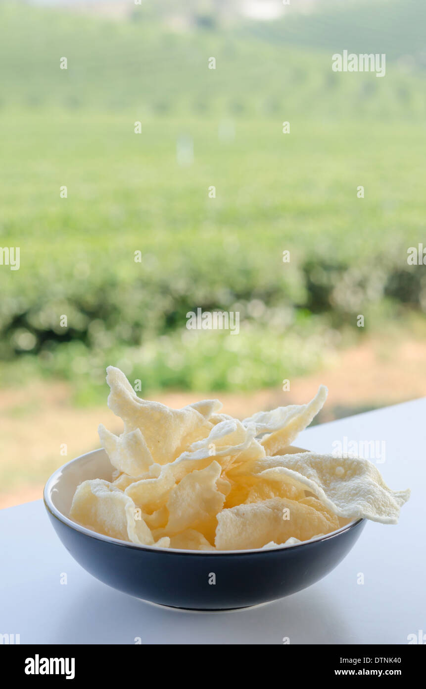 Reis-Chips in schwarz Schüssel, knusprigen snack Stockfoto