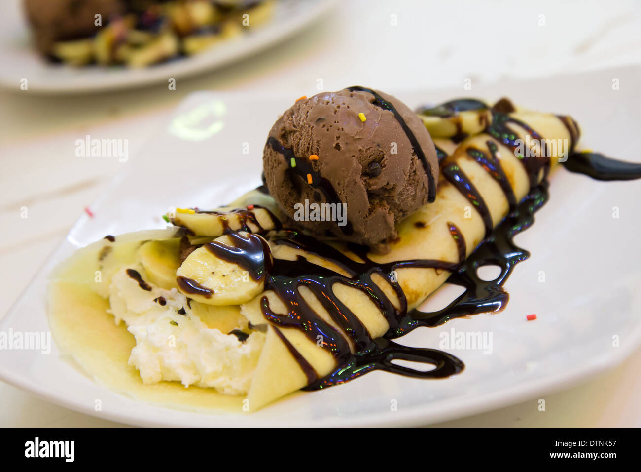 Rotee, Colded Krepp mit Eis Schokolade und Bananen Stockfoto