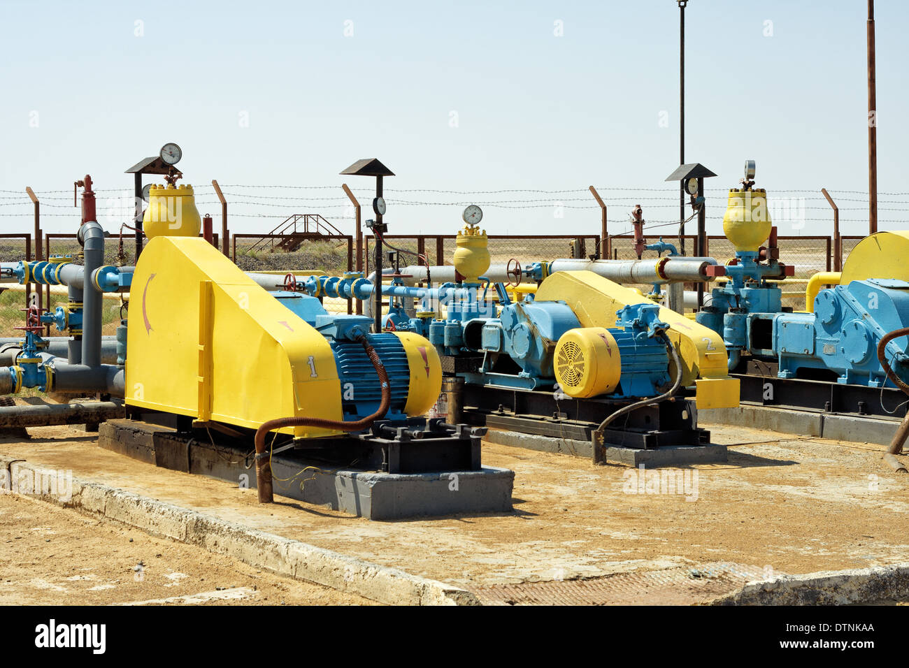 blau, Motor, Ausrüstung, Industrie, Industrie, Linie, Metall, Motor, Öl, Rohr, Rohrleitung, Druck, Pumpe, Technologie, Ventil, distr Stockfoto