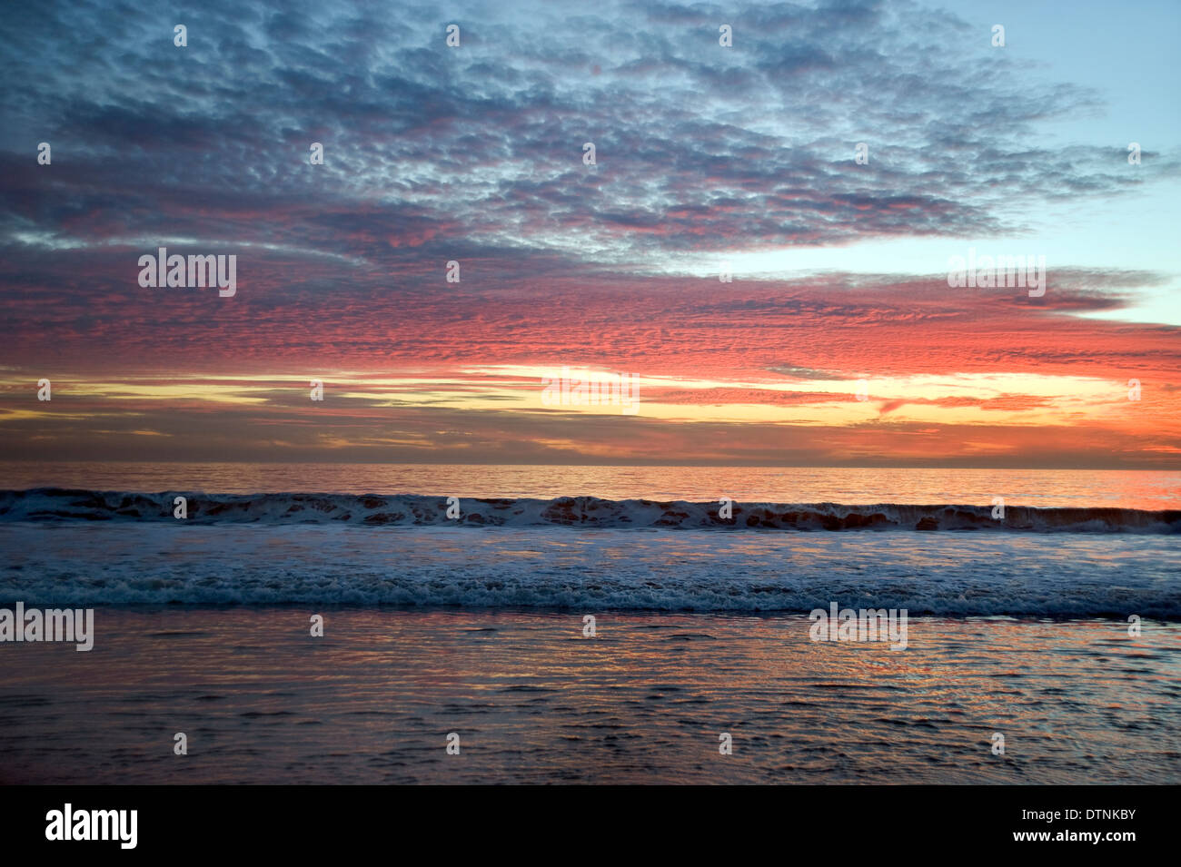 Bunten Sonnenuntergang Himmel über Pazifischer Ozean Stockfoto